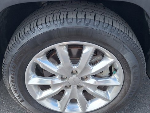 Used 2017 Jeep Cherokee Limited image 31
