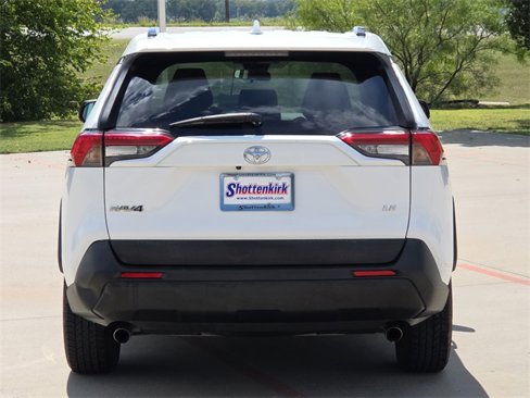 Used 2019 Toyota RAV4 LE image 7
