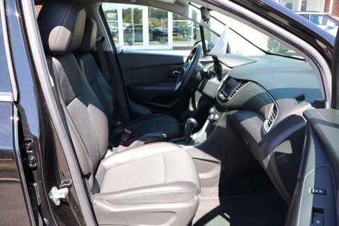 Used 2020 Chevrolet Trax LT w/ LT Convenience Package image 40