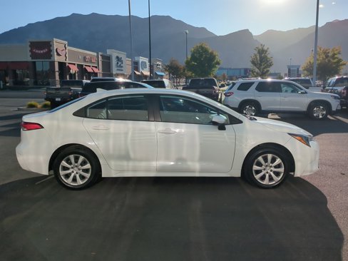 Used 2022 Toyota Corolla LE image 2