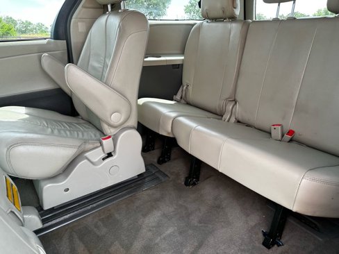 Used 2012 Toyota Sienna XLE image 29