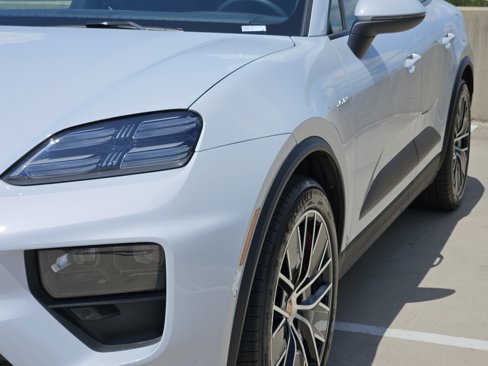 Certified 2024 Porsche Macan 4 Electric image 17