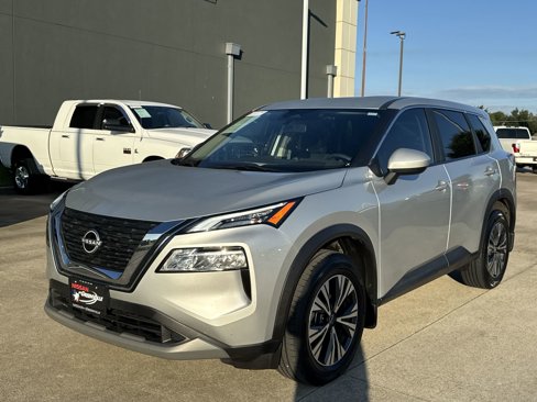 Used 2023 Nissan Rogue SV image 2
