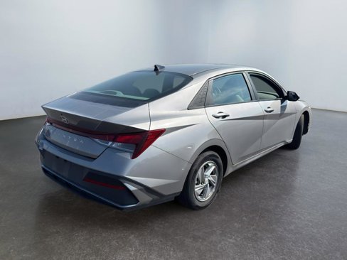 Certified 2024 Hyundai Elantra SE image 5