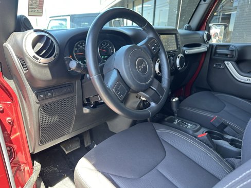 Used 2013 Jeep Wrangler Unlimited Rubicon image 22
