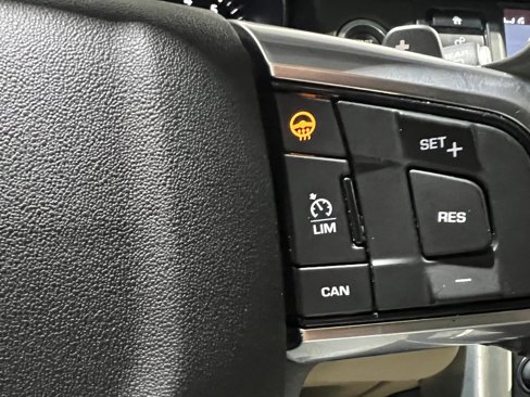 Used 2018 Land Rover Discovery Sport HSE image 28