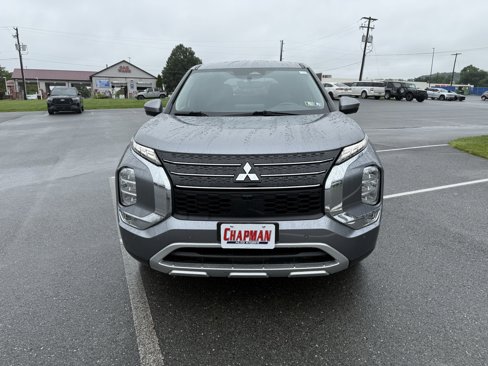 Used 2023 Mitsubishi Outlander SE image 2