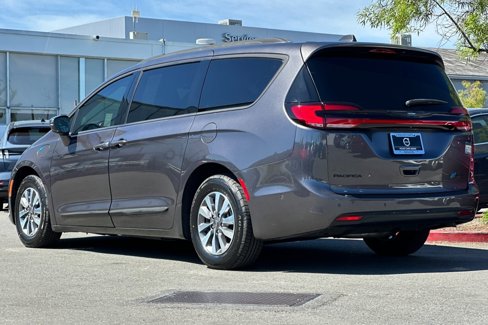 Used 2021 Chrysler Pacifica Limited w/ Uconnect Theater Family Group image 6