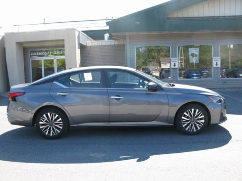 Used 2024 Nissan Altima 2.5 SV image 3