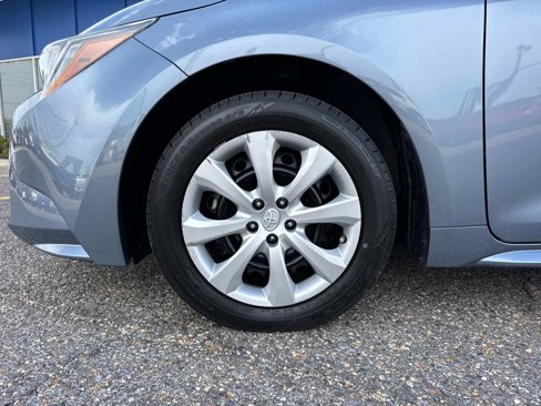 Used 2022 Toyota Corolla LE image 3