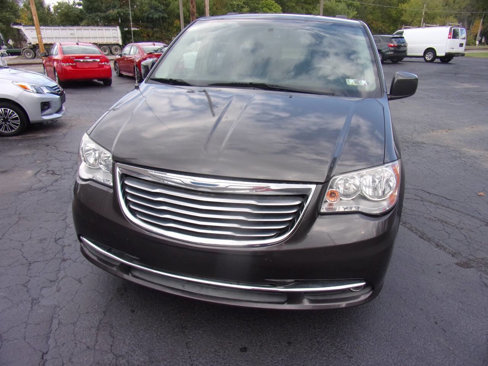 Used 2016 Chrysler Town & Country Touring image 3