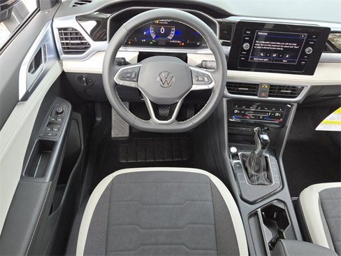 Used 2025 Volkswagen Taos SE image 8