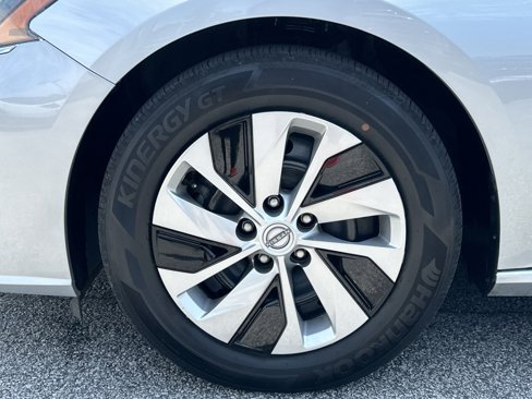 Used 2024 Nissan Altima 2.5 S image 11