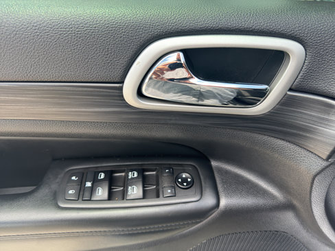 Used 2021 Jeep Grand Cherokee Laredo X image 17