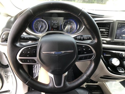 Used 2020 Chrysler Pacifica Touring-L image 14