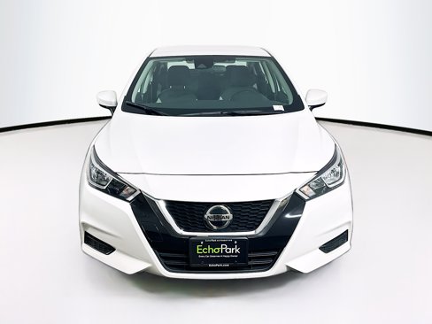 Used 2022 Nissan Versa SV image 2
