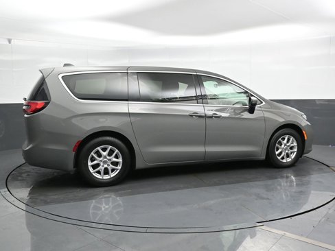 Used 2023 Chrysler Pacifica Touring-L image 6