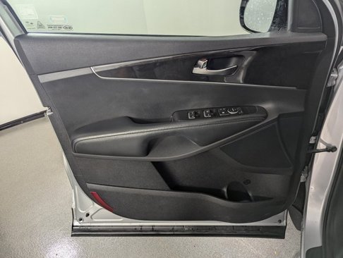 Used 2017 Kia Sorento L image 9