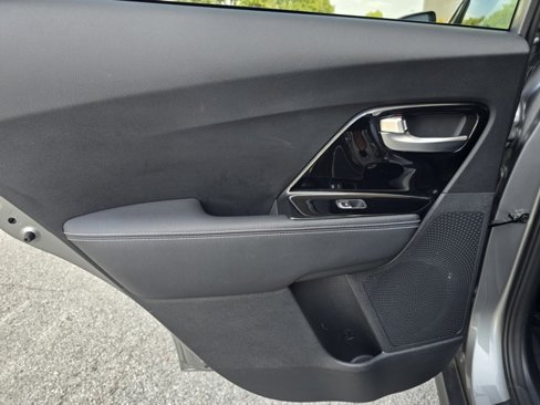 Used 2022 Kia Niro EX image 17