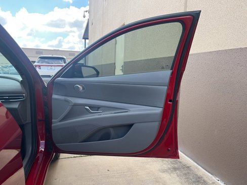 Certified 2025 Hyundai Elantra SE image 22