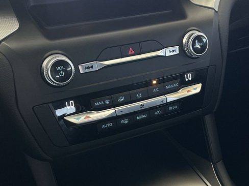 Used 2020 Ford Explorer XLT image 33