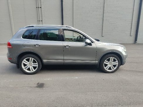 Used 2012 Volkswagen Touareg TDI image 2