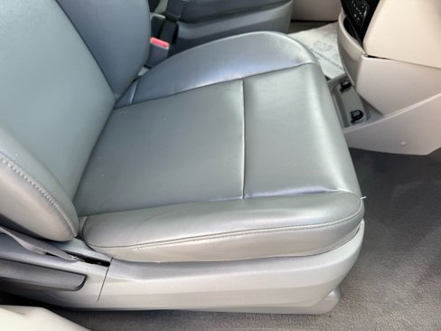 Used 2010 Volkswagen Routan SE image 12