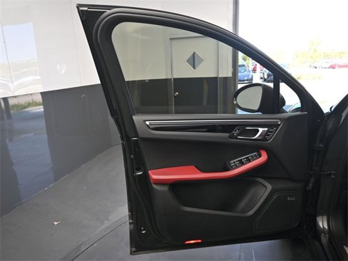 Certified 2021 Porsche Macan S image 7