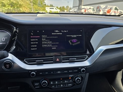 Used 2022 Kia Niro EX Premium image 39
