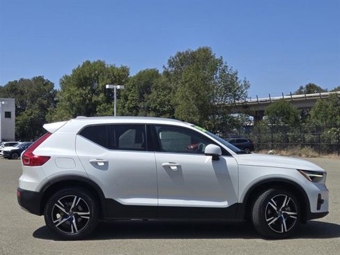 Certified 2023 Volvo XC40 B4 Plus image 3
