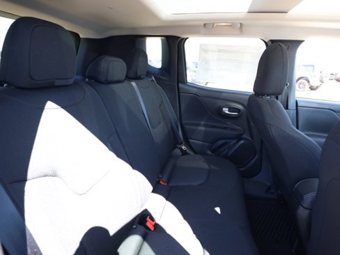 New 2023 Jeep Renegade Latitude w/ Sun & Fun Group image 17