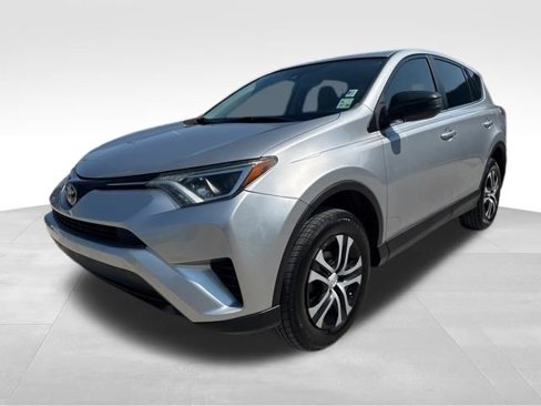 Used 2018 Toyota RAV4 LE image 4