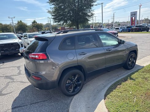 Used 2018 Jeep Cherokee Limited w/ Technology Group image 7
