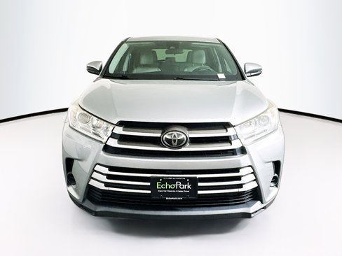 Used 2017 Toyota Highlander LE image 2