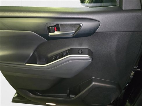 Used 2022 Toyota Highlander XLE image 28