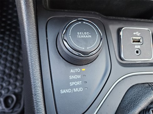 Used 2019 Jeep Cherokee Latitude Plus w/ Cold Weather Group image 33