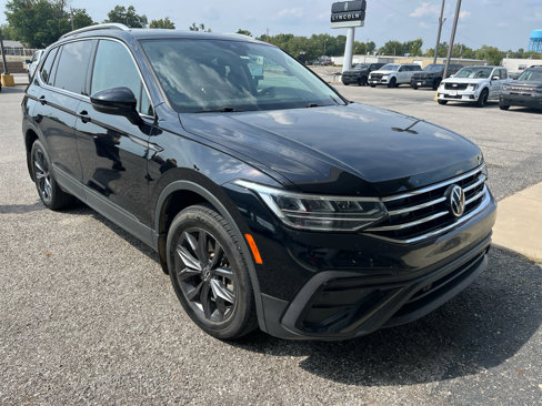 Used 2022 Volkswagen Tiguan SE w/ Panoramic Sunroof Package image 2