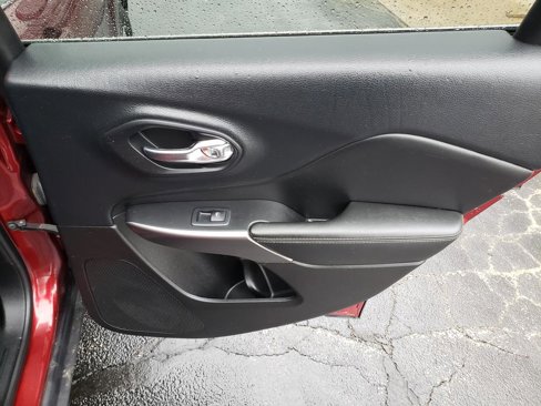 Used 2019 Jeep Cherokee Limited image 17