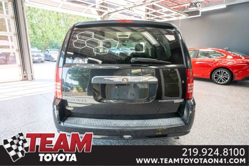 Used 2010 Chrysler Town & Country Touring image 3