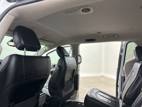 Used 2020 Chrysler Pacifica Touring-L image 24