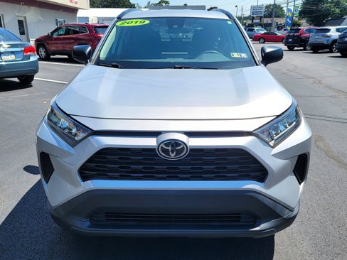 Used 2019 Toyota RAV4 LE image 2