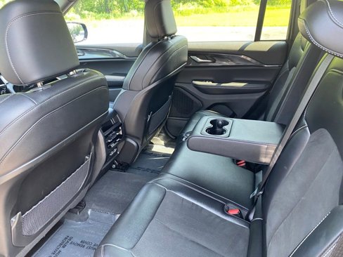 Used 2023 Jeep Grand Cherokee Altitude image 16