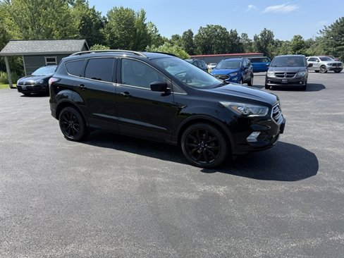Used 2018 Ford Escape SE w/ SE Sport Appearance Package image 4