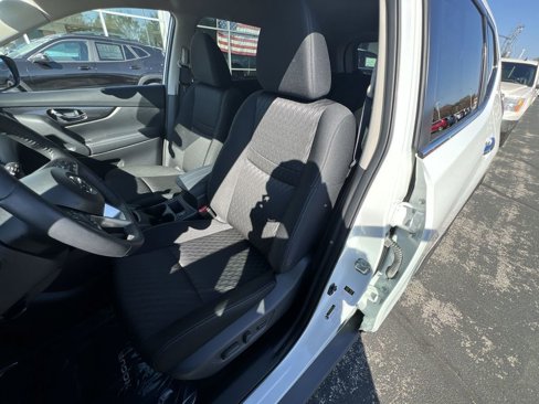 Used 2020 Nissan Rogue SV image 18