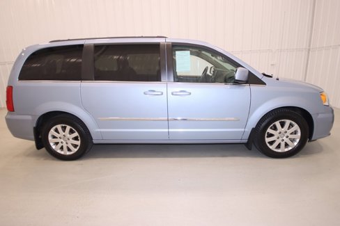 Used 2013 Chrysler Town & Country Touring image 2