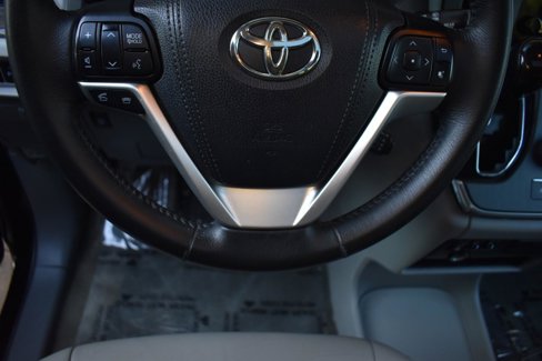 Used 2015 Toyota Sienna XLE image 15
