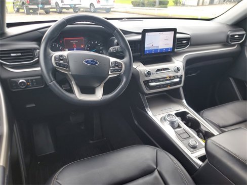 Used 2021 Ford Explorer XLT w/ Equipment Group 202A image 16
