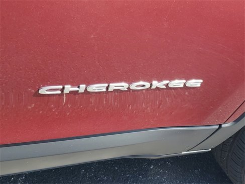 Used 2019 Jeep Cherokee Latitude w/ Cold Weather Group image 9