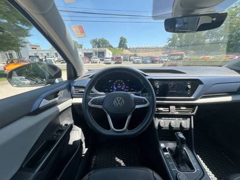 Certified 2022 Volkswagen Taos SE w/ IQ.Drive SE Package image 14