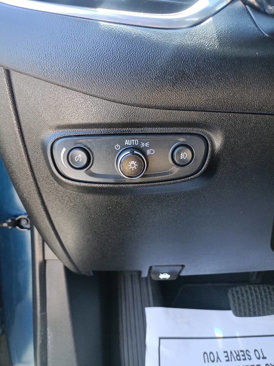 Used 2020 Chevrolet Equinox LT w/ Driver Convenience Package image 18